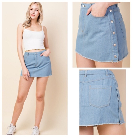 Honey Punch Dresses & Skirts - 🆕Light denim skirt w/side details